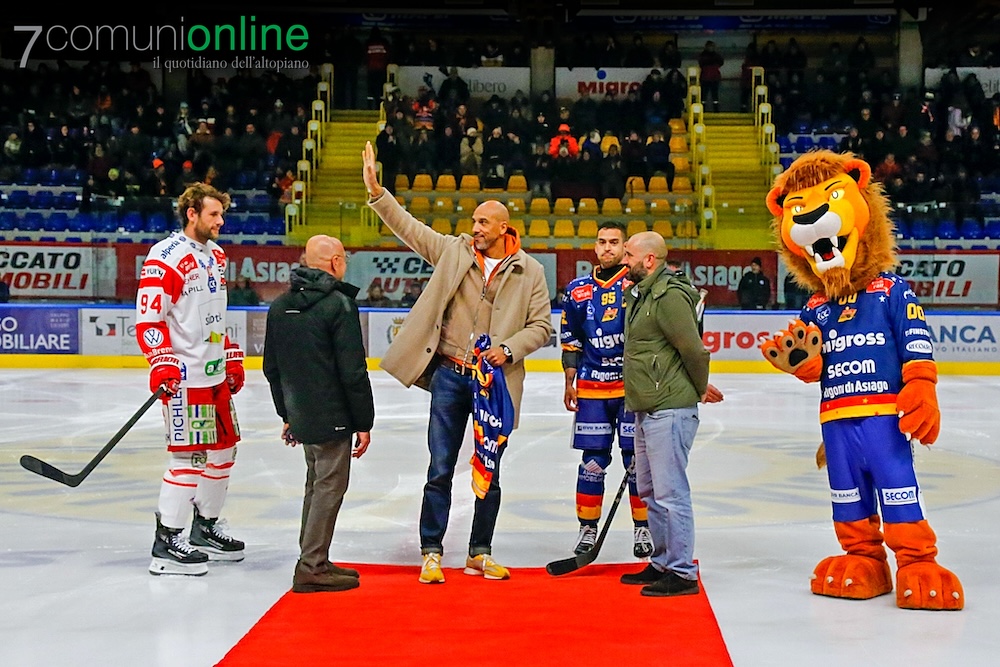 Asiago Hockey Pala Hodegart - Grande Classico Bolzano - campione basket Carlton Myers